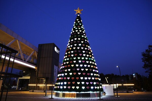 아모레퍼시픽재단이 화장품 공병으로 만든 크리스마스 트리를 노들섬에 전시한다. 사진=아모레퍼시픽재단