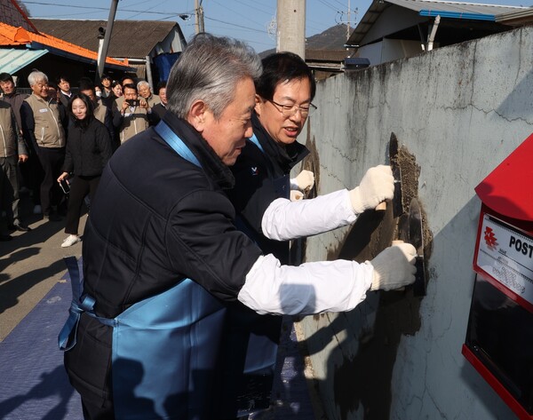 강호동 농협중앙회장(왼쪽)과 이만희 국회의원(오른쪽)이 담장도색을 하고 있다. / 사진=농협