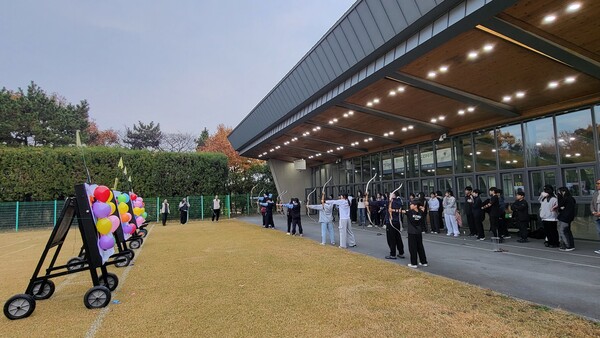 현대제철 양궁장 체험 행사에 참석한 학생들이 훈련용 활로 미니게임을 하고 있다 / 사진=현대제철