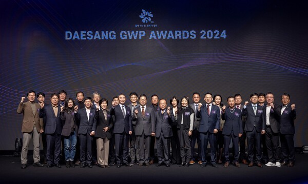 지난 21일 서초구 JW 메리어트 호텔 서울에서 열린 'GWP AWARDS 2024'에서 대상(주) 및 파트너사 관계자들이 기념사진을 촬영하고 있다. / 사진=대상그룹