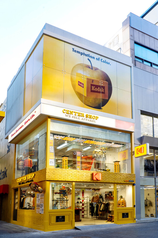 ㈜하이라이트브랜즈가 전개하는 브랜드 코닥어패럴이 서울의 대표적 핵심상권인 명동에 플래그십 스토어 ‘코닥 센터샵’을 오픈했다고 25일 밝혔다.  사진= 코닥어패럴
