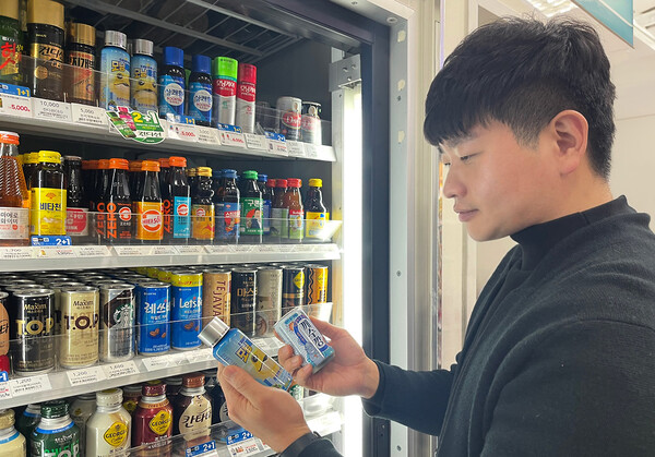 고객이 연말을 맞아 GS25에서 숙취해소제를 고르고 있다. 사진=GS리테일