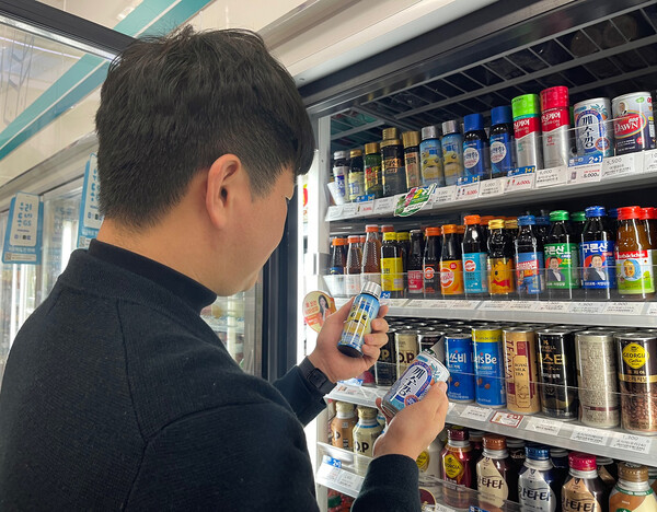 고객이 GS25에서 숙취해소제 음료를 살펴보고 있다. 사진= GS리테일 