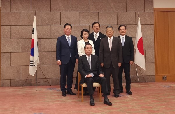 전북특별자치도 대표단이 21일부터 23일 일본 방문 중 공공외교활동으로 명예도민증 수여식 후 기념촬영을 하고 있다. / 사진 = 전북특별자치도
