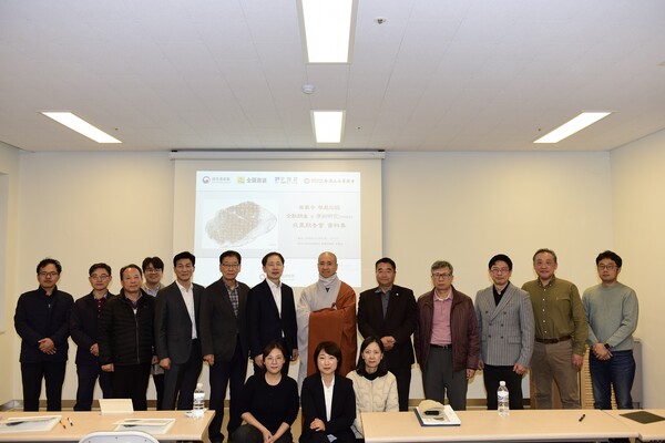 화엄석경 전수조사 및 학술연구(1차년도) 성과보고회 참가자들이 기념촬영을 하고 있다. 사진=구례군