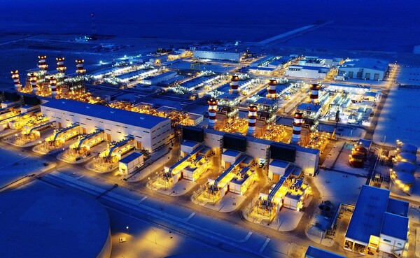 담수·발전 복합 발전소 야간 전경 / 사진=우리은행