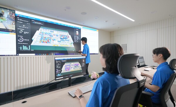 군포풀필먼트센터 관제실에서 CJ대한통운 직원들이 디지털트윈 기술을 활용해 입출고 과정 및 재고상태 등 물류 전과정을 살펴보고 있다. 사진= CJ대한통운