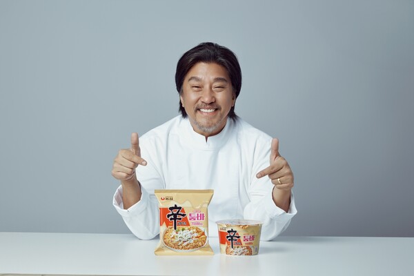 농심이 넷플릭스 요리 서바이벌 프로그램 ‘흑백요리사: 요리 계급 전쟁’(이하 ‘흑백요리사’)에 출연해 화제를 모은 에드워드 리 셰프를 ‘신라면 툼바’ 모델로 발탁, 새로운 광고를 선보인다. 사진= 농심