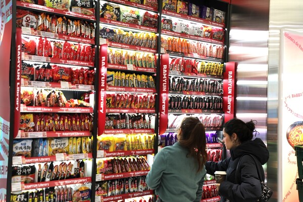 CU가 서울 명동에 외국인 관광객들을 대상으로 ‘K-푸드 특화 편의점(CU 명동역점)’을 오픈했다고 26일 밝혔다. 사진= BGF 리테일
