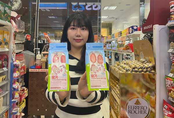 GS25가 겨울철 대표 디저트로 자리 잡은 딸기샌드위치의 품질 개선을 위해 과일 전문 MD(상품 기획자)와 협업을 통해, 더 완벽한 맛과 품질을 선보인다고 밝혔다.  사진= GS리테일