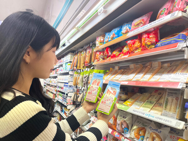 모델이 GS25에서 딸기 샌드위치를 살펴보고 있다 . 사진= GS리테일