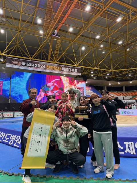 2024 천하장사 씨름대축제에서 구례군청 씨름단 기념촬영을 하고 있다. / 사진 = 구례군