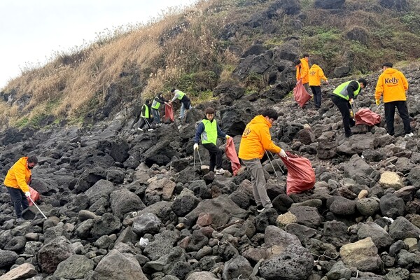 하이트진로는 제주 조천읍 ‘닭머르해안’에서 올해 4번째 ‘반려해변’ 해안 정화활동을 성공적으로 마무리 했다고 27일 밝혔다. 사진= 하이트진로