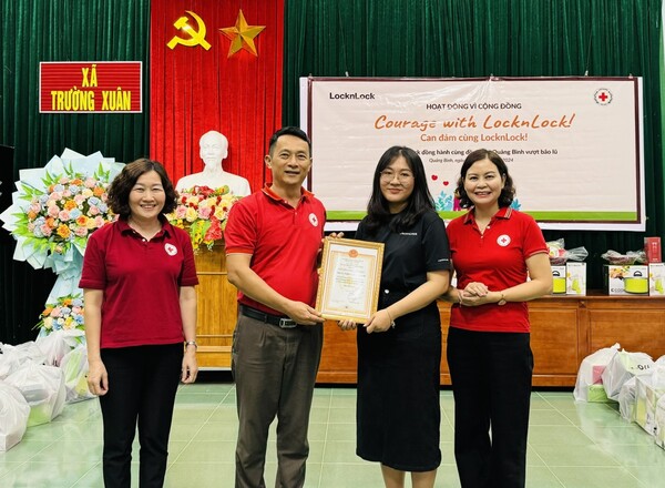 ㈜락앤락이 베트남 홍수로 피해를 입은 수해지역에 구호물품을 전달했다고 28일 밝혔다. 사진= ㈜락앤락