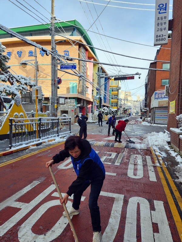 의정부1동, ‘제설봉사단’이 신속한 첫 제설작업을 실시하고 있다. / 사진 = 의정부시