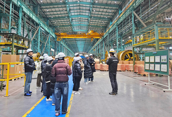 자립준비청년들이 충남 당진의 대한전선 공장을 견학하고 있다. / 사진=호반그룹