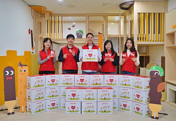 지난 26일 롯데웰푸드 임직원들이 완공식에 앞서 해피홈 12호점에서 봉사활동을 진행했다. 사진= 롯데웰푸드