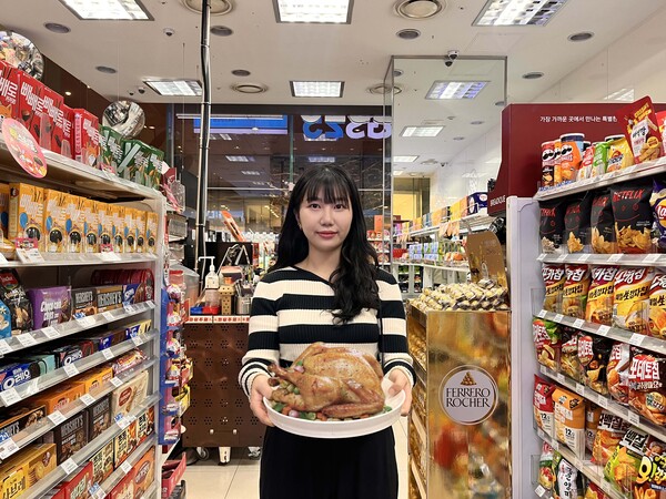 GS25에서 고객이 칠면조 통구이 상품을 들고 포즈를 취하고 있다. 사진= GS리테일