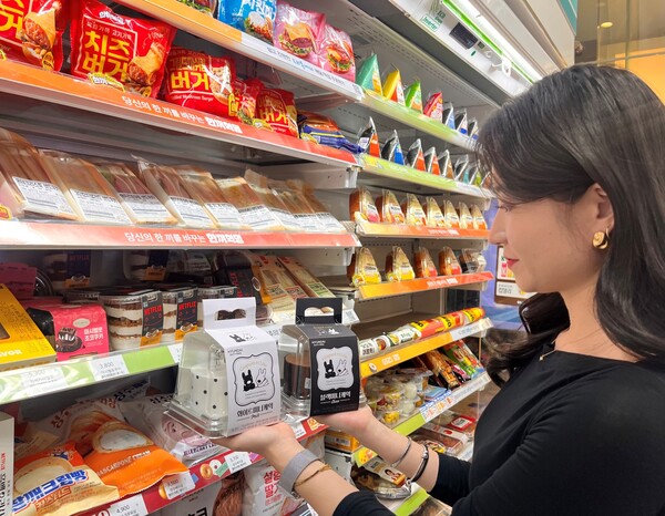 GS25에서 고객이 미니케이크 2종을 바라보고 있다. 사진= GS리테일