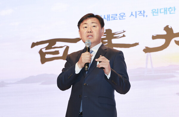 28일 완주군문예회관에서 열린 2024년 제7회 전북CEO지식향연에 김관영 전북특별자치도지사와 유희태 완주군수, 한종관 전북신용보증재단 이사장을 비롯한 참석자들이 김관영 도지사의 강연을 듣고 기념촬영을 하고 있다 / 사진=전북특별자치도