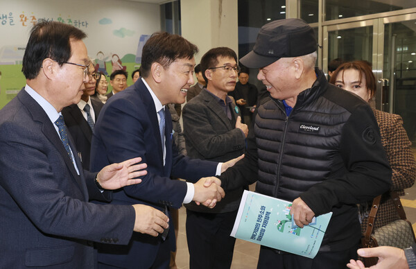 28일 완주군문예회관에서 열린 2024년 제7회 전북CEO지식향연에 김관영 전북특별자치도지사와 유희태 완주군수, 한종관 전북신용보증재단 이사장을 비롯한 참석자들이 김관영 도지사의 강연을 듣고 기념촬영을 하고 있다/ 사진=전북특별자치도
