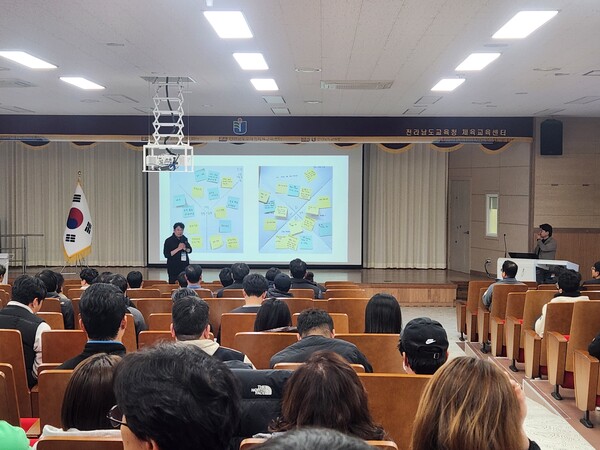 전남 도내 초등 스포츠지도자들이 역량강화를 위한 연수를 받고 있다. / 사진=전라남도교육청