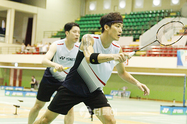 2023 KB금융 전국실업배드민턴연맹전 남자일반부 단체전 결승에 오른 수원시청 신백철-이홍제 조의 경기 모습. 사진=더페어DB