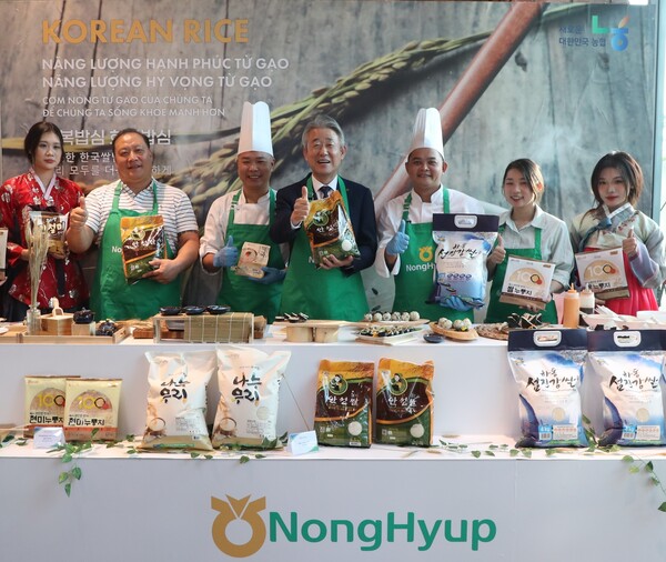 강호동 농협중앙회장(왼쪽에서 네번째)은 지난 28일 베트남 하노이 한인마트(더마켓)에서 한국 농식품 소비촉진 행사를 진행하고 있다. / 사진=농협