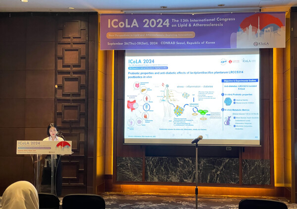 한국지질·동맥경화학회에서 장내 마이크로바이옴 조절로 인슐린 저항성 개선에 영향을 주는 유산균 연구 성과를 발표하고 있는 롯데중앙연구소 연구원. 사진= 롯데중앙연구소