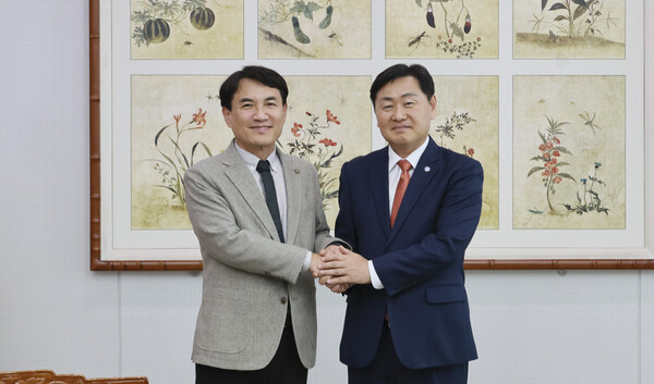 29일 김관영 전북특별자치도지사가 지난 7월 11일 체결된 ‘전북-강원 상생협력 협약’의 후속 행사로 강원특별자치도청을 방문하여 김진태 강원특별자치도지사와 환담을 갖고 '전북과 강원이 가는 길이 대한민국의 미래’를 주제로 특강을 갖고 있다 / 사진=전북특별자치도