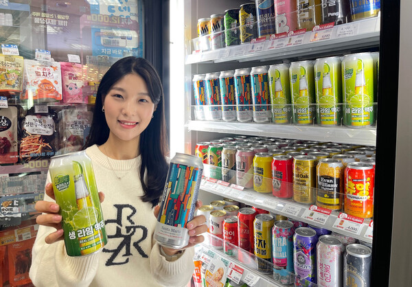 모델이 GS25에서 맥주를 들고 포즈를 취하고 있다. 사진= GS리테일