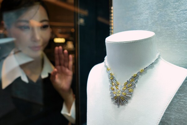 하이 주얼리 페어에서 약 38캐럿의 다이아몬드가 장식된 목걸이를 바라보는 모델 / 사진=롯데백화점