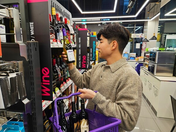 CU가 연말을 맞아 수요가 높아지는 와인·양주·사케 등 주류, 숙취해소제, 파티플래터 간편식 등 총 130여 종의 상품에 대한 1+1, 2+1 증정 및 할인 행사를 펼친다고 2일 밝혔다. 사진= BGF리테일