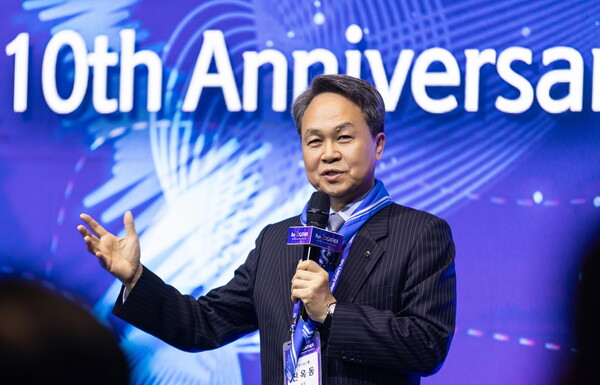 진옥동 신한금융그룹 회장이 2일 '신한 퓨처스랩 데모데이 2024'에서 환영사를 하고 있다. 사진=신한금융그룹