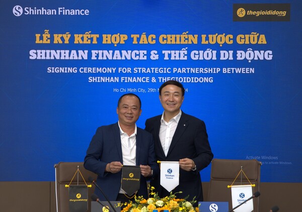 도안 반 히우 엠 (Doan Van Hieu Em) 모바일월드 모바일/가전 부문 CEO(왼쪽부터)와 문동권 신한카드 사장이 업무협약 체결후 기념사진을 촬영하고 있다. 사진=신한카드