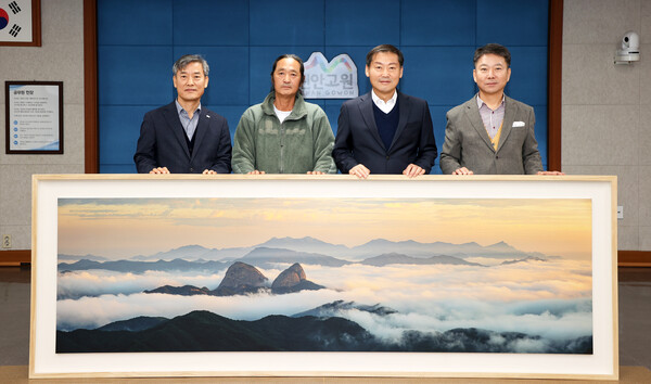 마이산 작가 정길웅, 진안군에 작품 사진 기증(왼쪽부터 김병하 진안부군수, 정길웅작가, 전춘성진안군수, 한재길 기획홍보실장) / 사진 = 진안군
