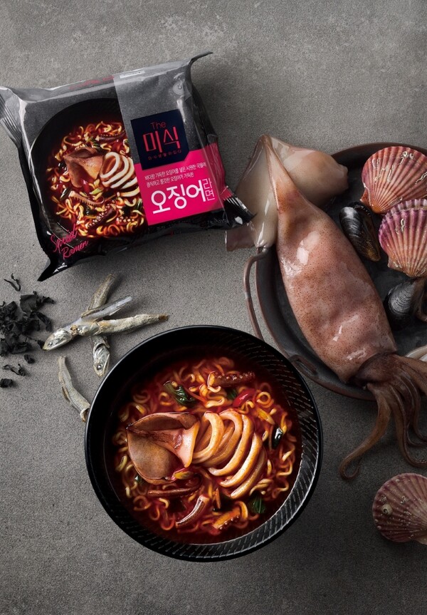 하림이 주재료인 ‘오징어’의 깊은 풍미를 담아 시원하고 칼칼한 국물이 일품인 ‘더미식(The미식) 오징어라면’을 출시했다고 5일 밝혔다. 사진= 하림