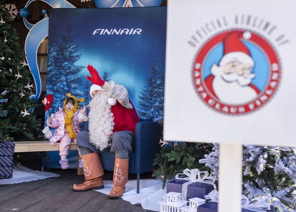 핀란드 원조 산타가 에버랜드를 찾은 어린이와 기념촬영을 하고 있다. 사진=에버랜드