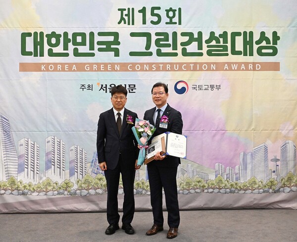티케이케미칼 이동수 대표이사(오른쪽)가 5일 서울 중구 한국프레스센터에서 열린 ‘제15회 대한민국 그린건설대상’에서 국토교통부 장관상(종합대상)을 수상한 뒤 진현환 국토교통부 제1차관과 기념촬영을 하고 있다. / 사진 =SM그룹