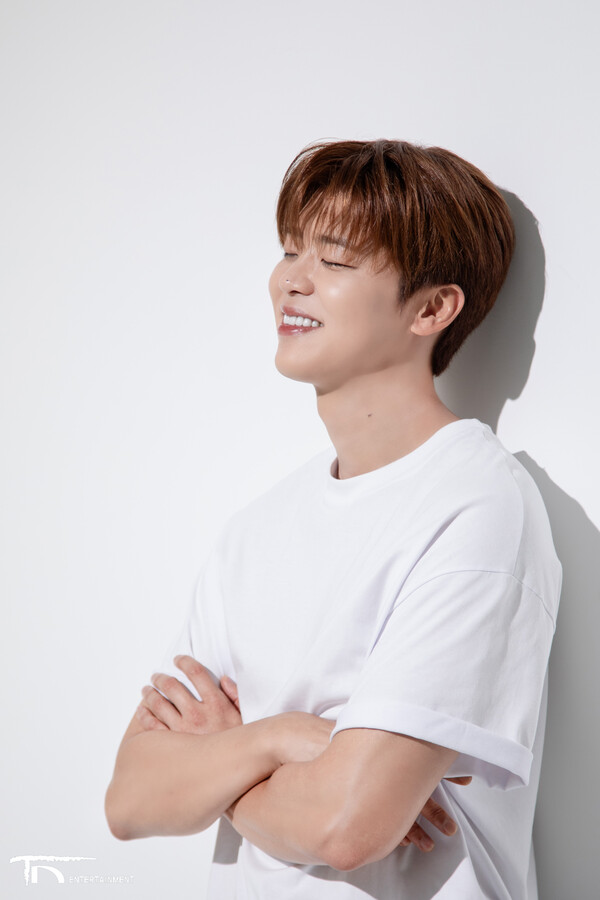 박지현 ‘생쇼행쇼’ 포스터 촬영 비하인드 스틸. 사진= 티엔엔터테인먼트