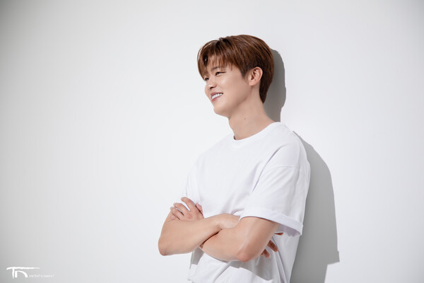 박지현 ‘생쇼행쇼’ 포스터 촬영 비하인드 스틸. 사진= 티엔엔터테인먼트