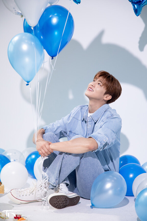 박지현 ‘생쇼행쇼’ 포스터 촬영 비하인드 스틸. 사진= 티엔엔터테인먼트