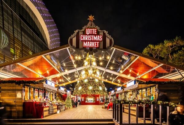백화점은 먹거리와 볼거리를 동시에 제공하는 '크리스마스 마켓'을 열고 있다. 사진= 롯데백화점