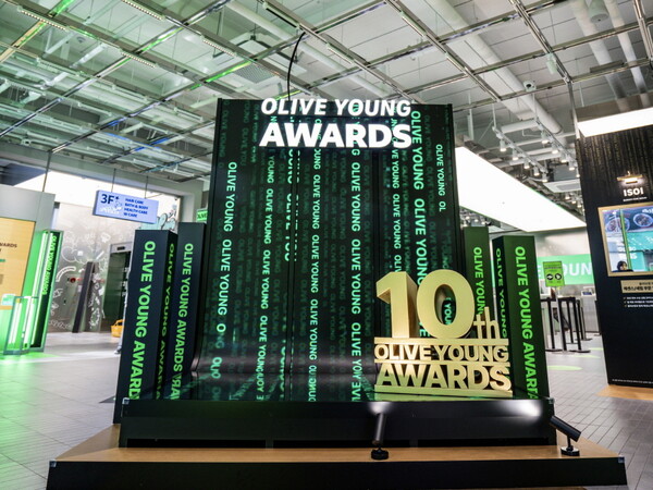 CJ올리브영은 12월 한 달 간 전국 올리브영 매장과 공식 온라인몰, 글로벌몰 등에서 '2024 올리브영 어워즈'를 진행한다고 9일 밝혔다. 사진= CJ올리브영