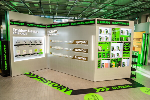 올리브영 홍대타운 매장에 마련한 올리브영 어워즈 2024 팝업 전시 공간. 사진= 올리브영