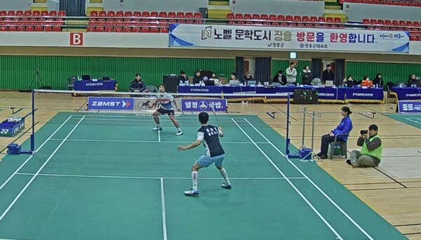  2024 전국실업배드민턴연맹전 남자단식 결승전에서는 조건엽(성남시청)이 강형석(충주시청)을 2-0(21-12, 21-17)으로 이기며 우승했다. 사진= 대한배드민턴 협회 공식 유튜브  갈무리