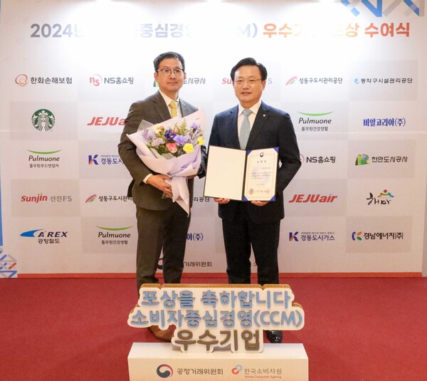 김이배 제주항공 대표이사(사진 오른쪽)가 ‘2024년 CCM 우수 인증 기업 포상 및 시상식’에서 공정거래위원장 표창을 수상한 뒤 김경원 제주항공 커머셜전략실장과 기념촬영을 하고 있다.. / 사진=제주항공