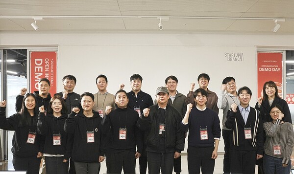지난 9일 서울 삼성동 코엑스에서 롯데건설, 스타트업 등 관계자들이 데모데이를 진행하고 기념사진을 찍고있다 / 사진=롯데건설