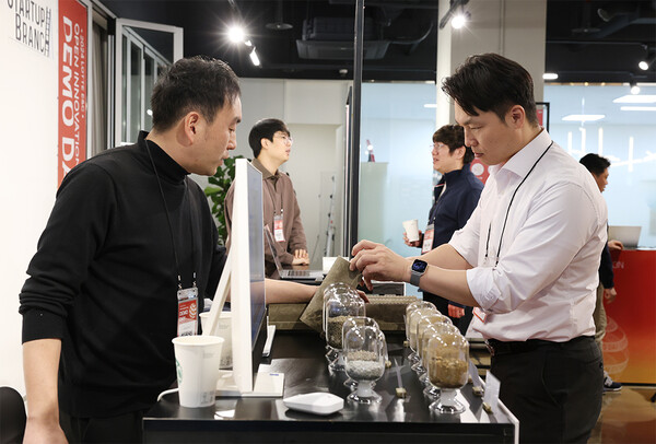 지난 9일 서울 삼성동 코엑스에서 열린 데모데이 행사에서 스타트업 대표가 기술을 설명하고 있다 / 사진=롯데건설