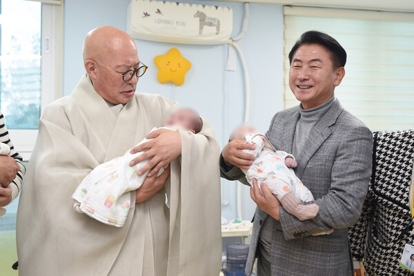 김동근 시장이 12월 10일 대한불교조계종(총무원장 진우스님)의 자비 나눔 행사에서 참석자들과 함께 기념사진을 찍고 있다. / 사진=의정부시